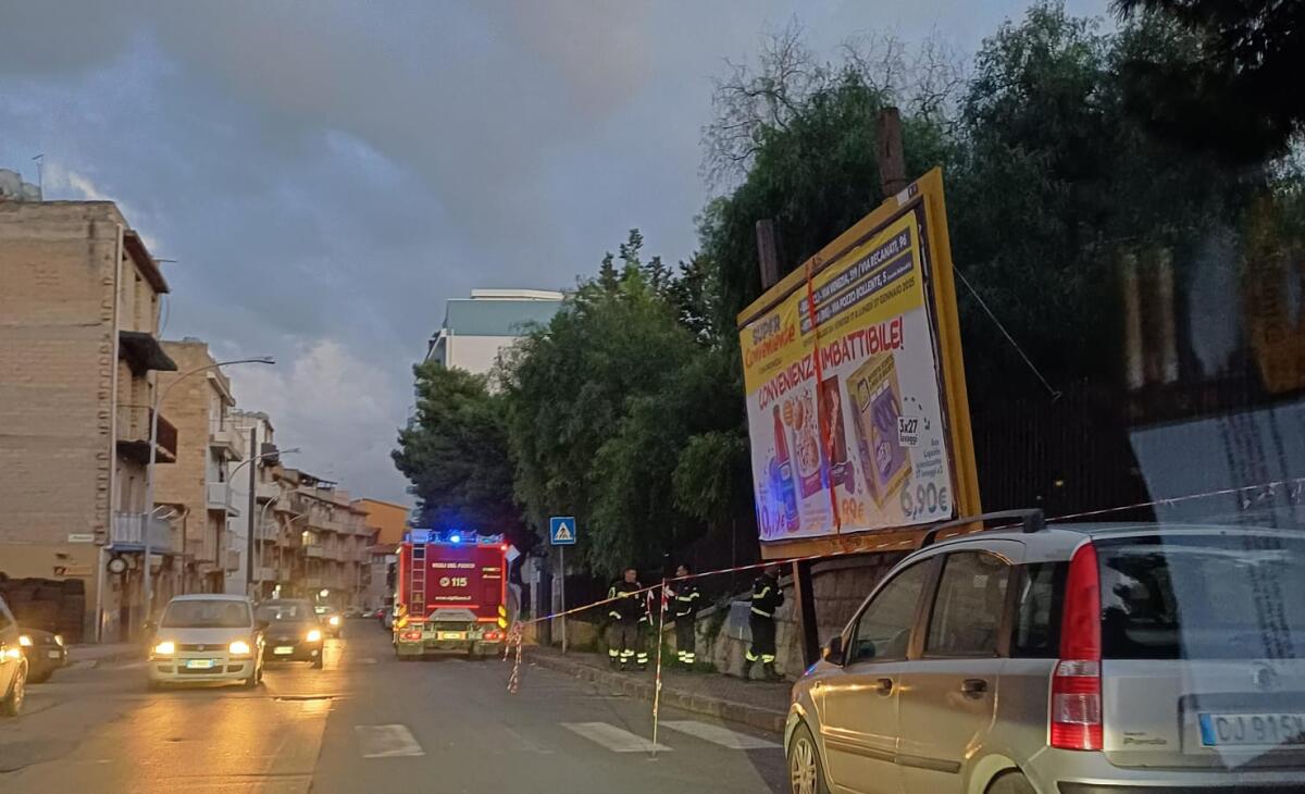 Impianto pubblicitario a rischio di crollo in via Crispi -