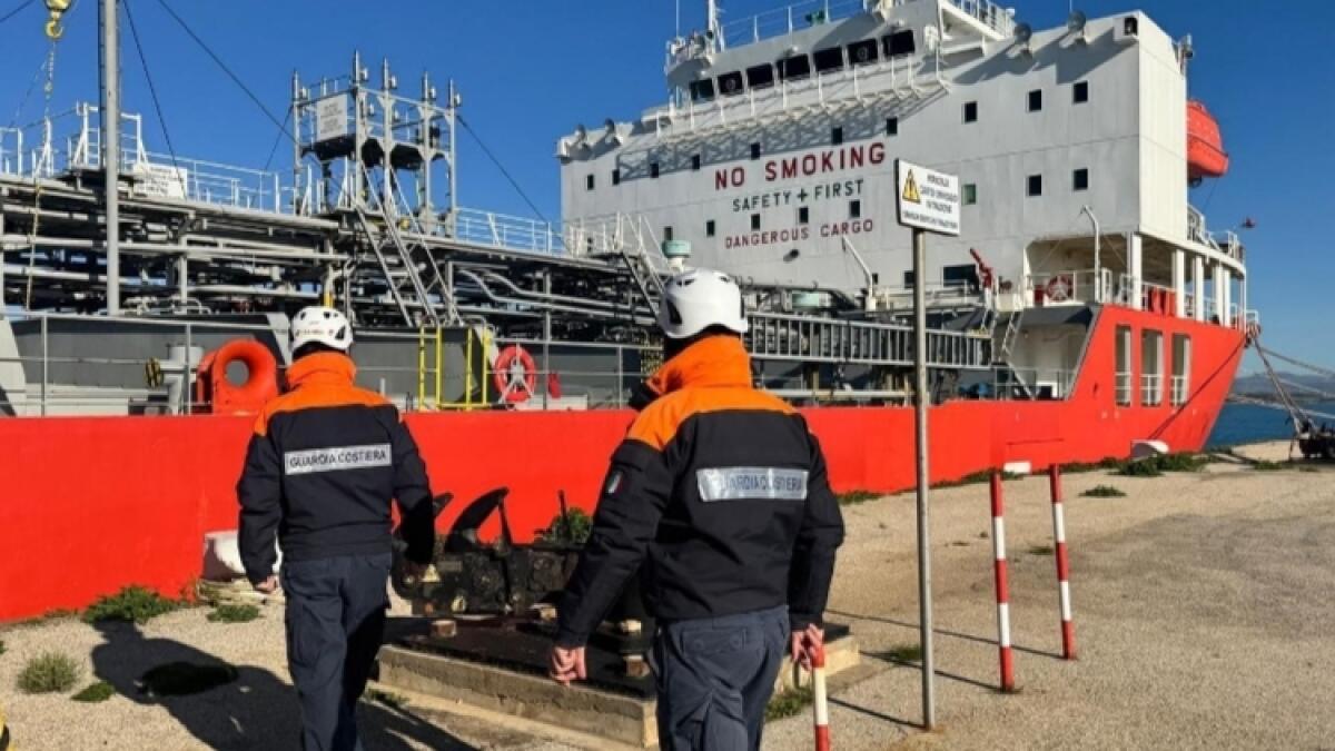 Nave mercantile bloccata al porto isola dalla Guardia Costiera: riscontrate diverse anomalie - 