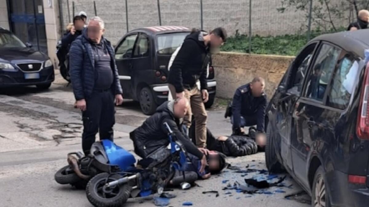 Vittoria: non si fermano all’alt della polizia e si schiantano contro un’auto. Recuperata anche una pistola -