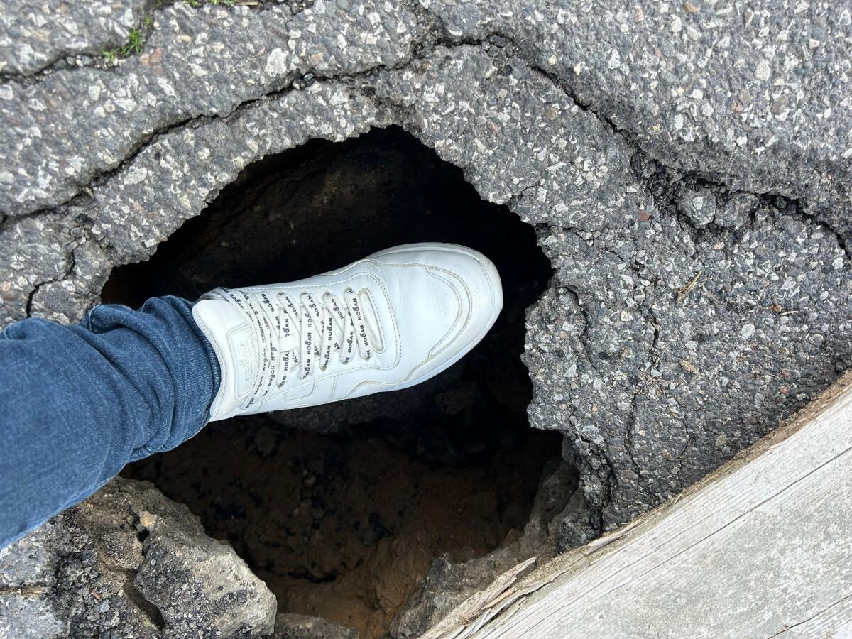 Maxi buca molto pericolosa in via Guttadauro -
