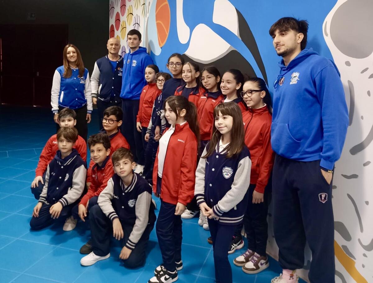 Giornata dei calzini spaiati all’insegna dello sport per bambini del plesso “Aldisio” e atleti del Gela basket -