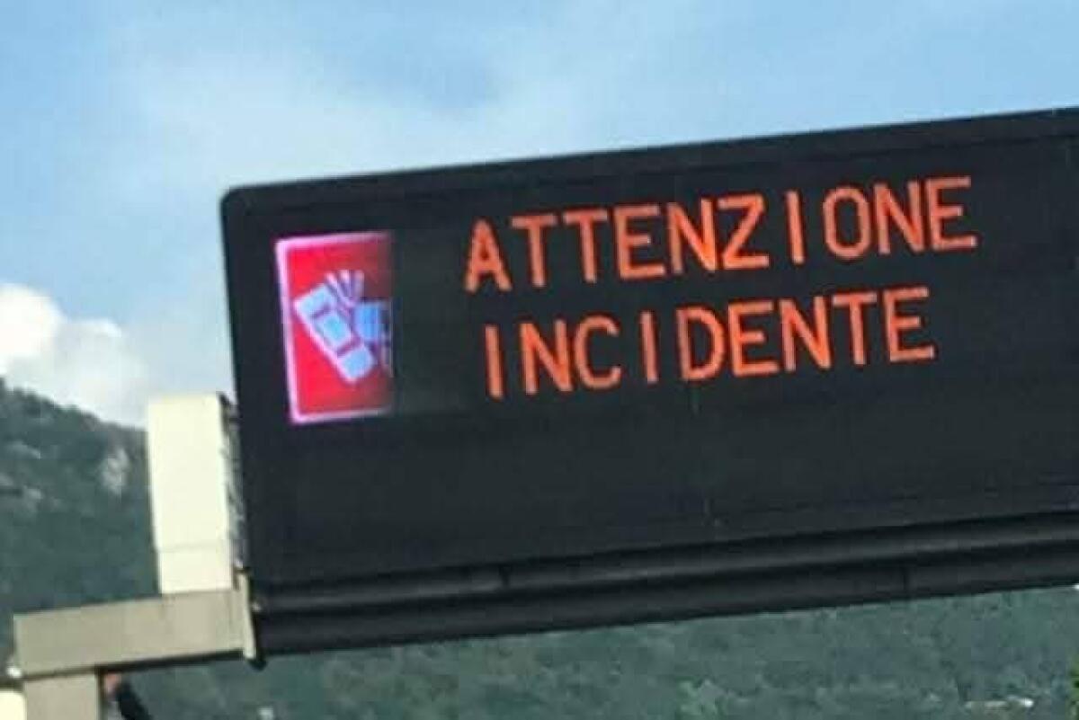Auto contro guardrail, conducente gravemente ferito -