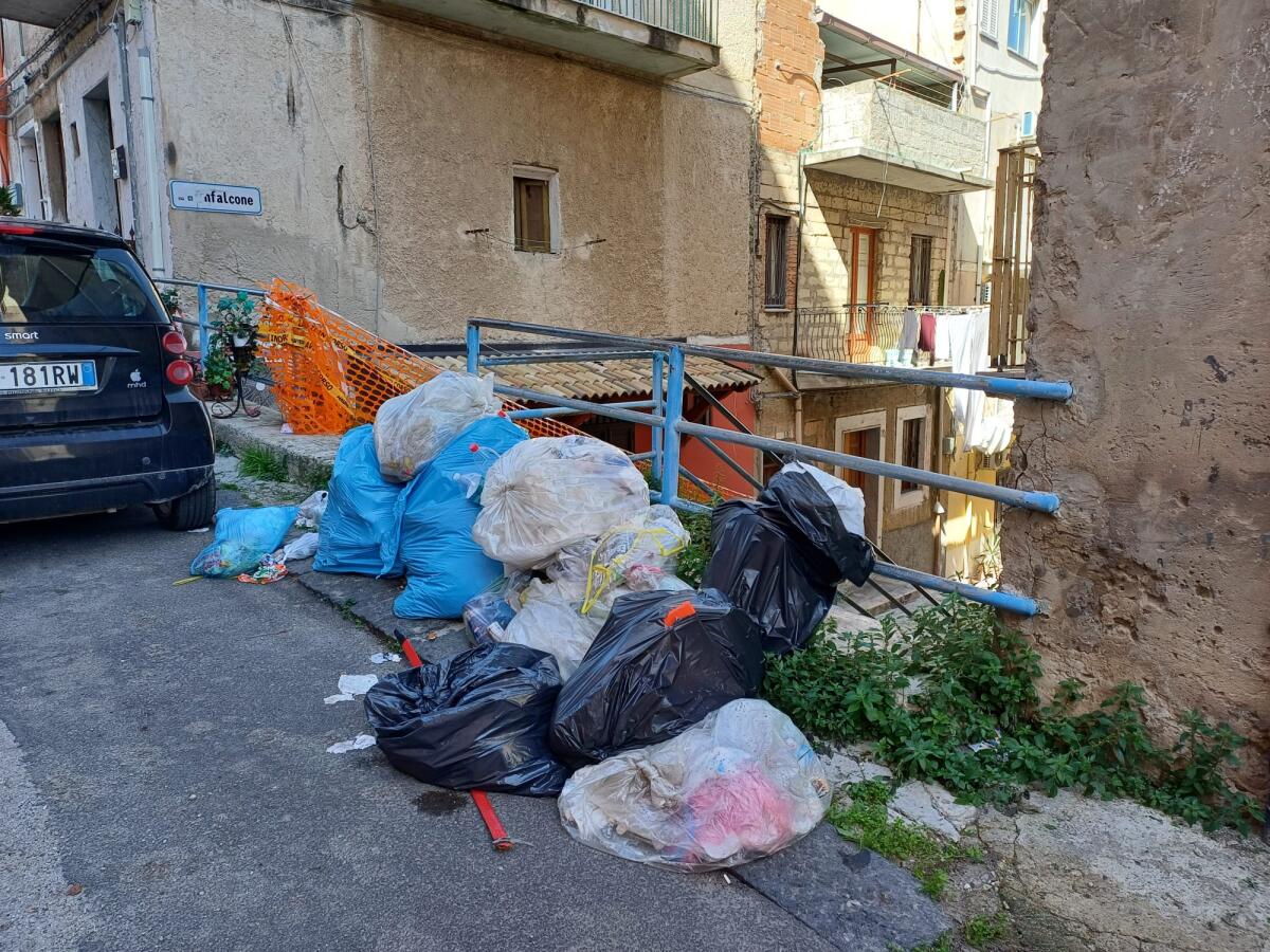 In via Sicilia una mini discarica di sacchetti di rifiuti abusivi - 