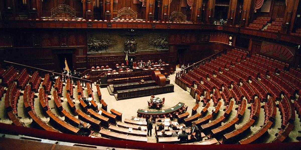 Agricoltori e pescatori in mobilitazione.Trattori a Milano sotto la RAI ed a Ferrara dal Sindaco - R 45577 CAMERA DEI DEPUTATI VUOTA