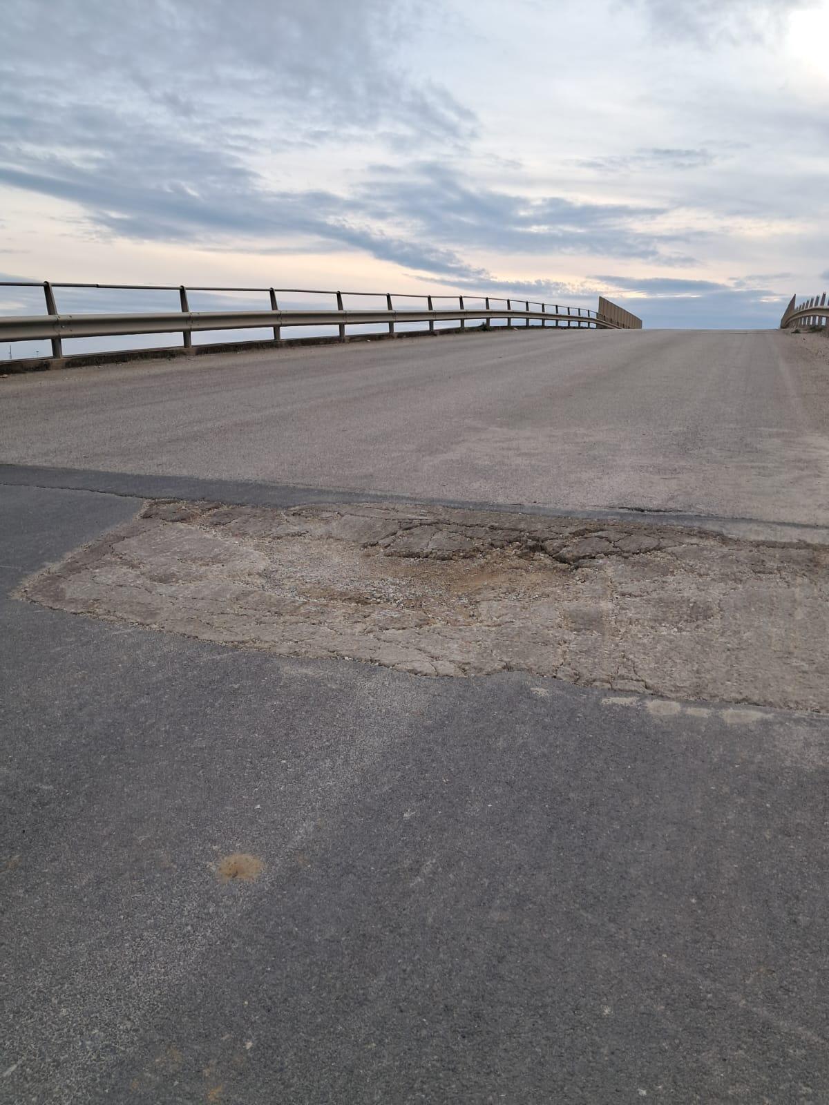 Strada dissestata e pericolosa in contrada Brucazzi -