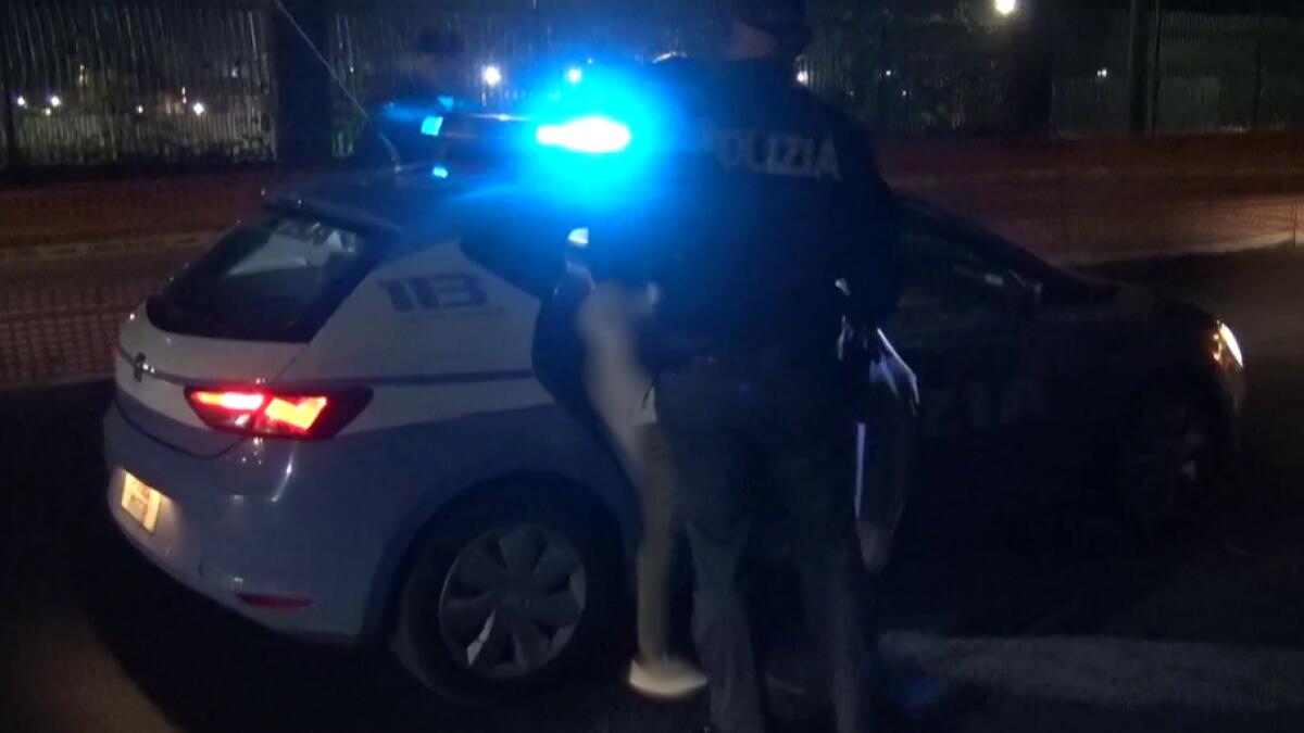 Ubriaco rifiuta alcoltest e si scaglia contro i poliziotti -