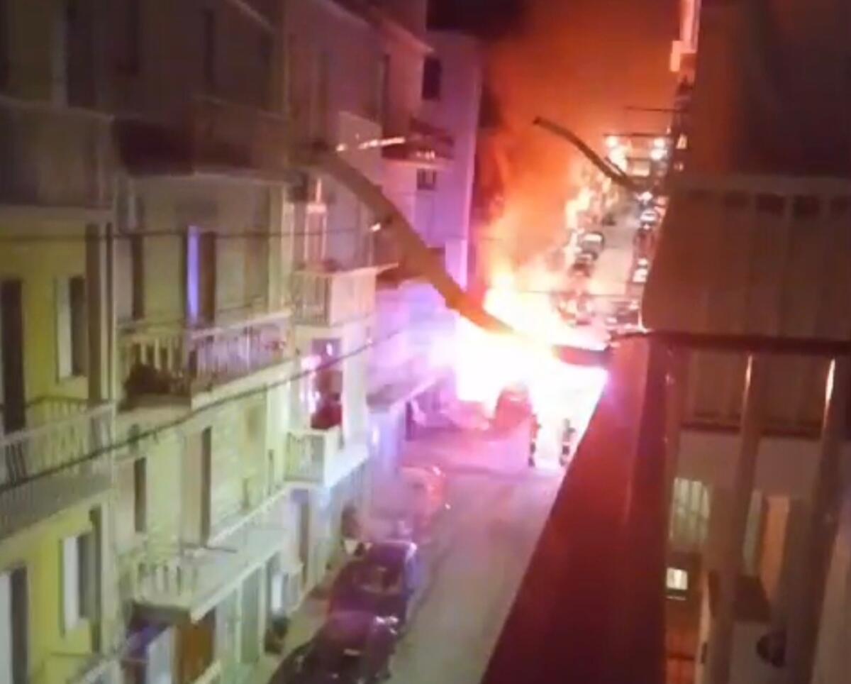 Auto in fiamme in via Strazzeri, paura per i residenti - 