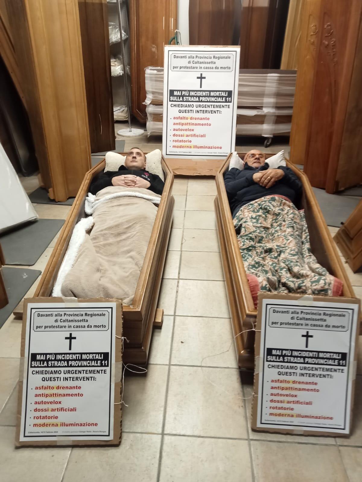 Protesta dentro le bare per esorcizzare il pericolo sulla Sp 11 -