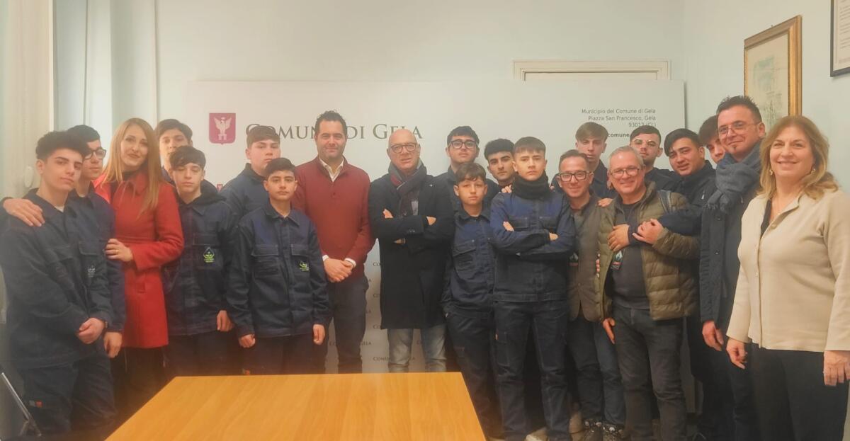 Gli studenti del Cirs donano posacenere da loro realizzati al Comune -