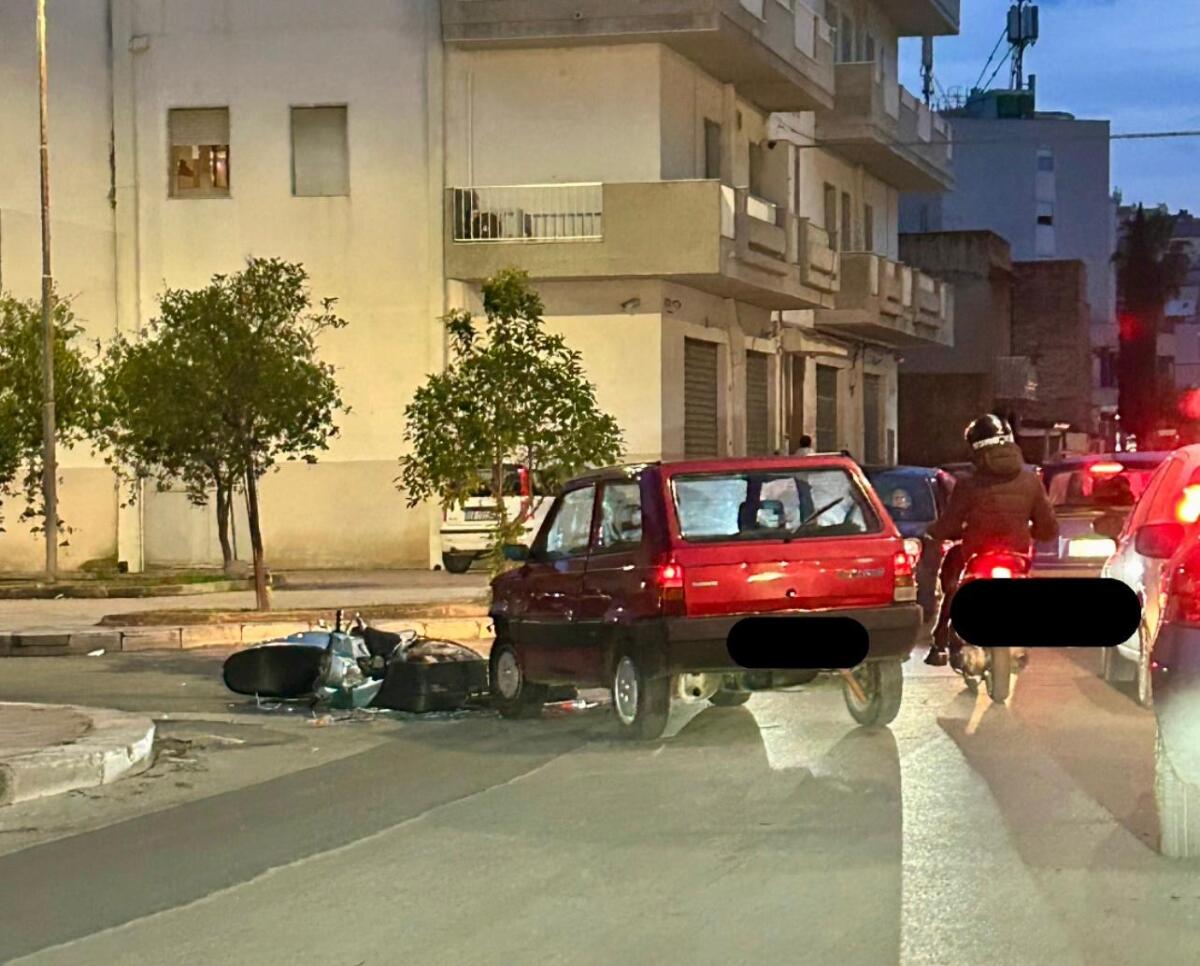 Scontro tra Fiat Panda e scooter:due giovani feriti -