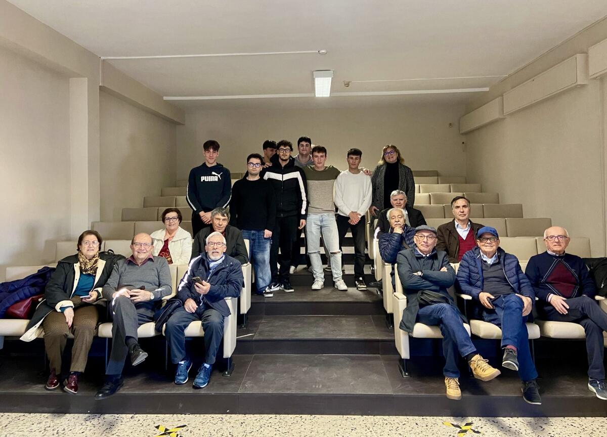 Studenti del “Morselli” insegnanti di informatica per i soci dell’Auser - 
