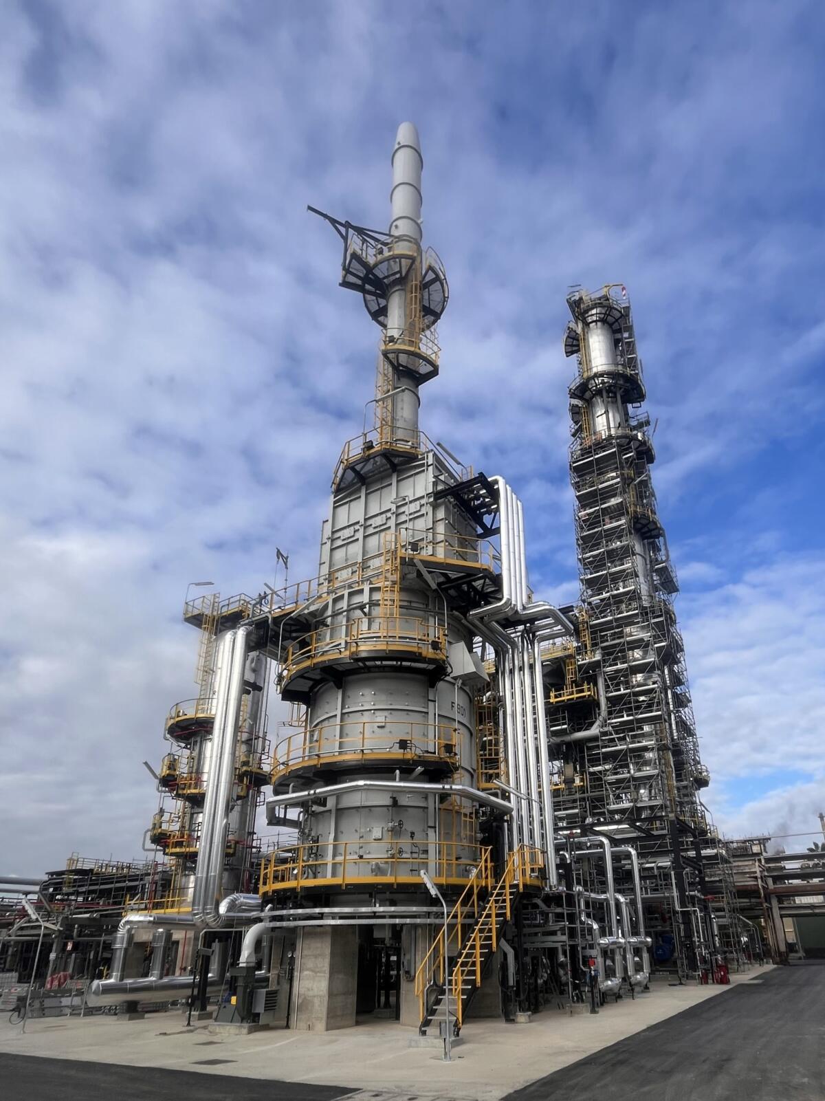 È stata completata l&#8217;acquisizione del 25% di Enilive da parte di KKR.Eni incassa 2,967 miliardi di euro - 