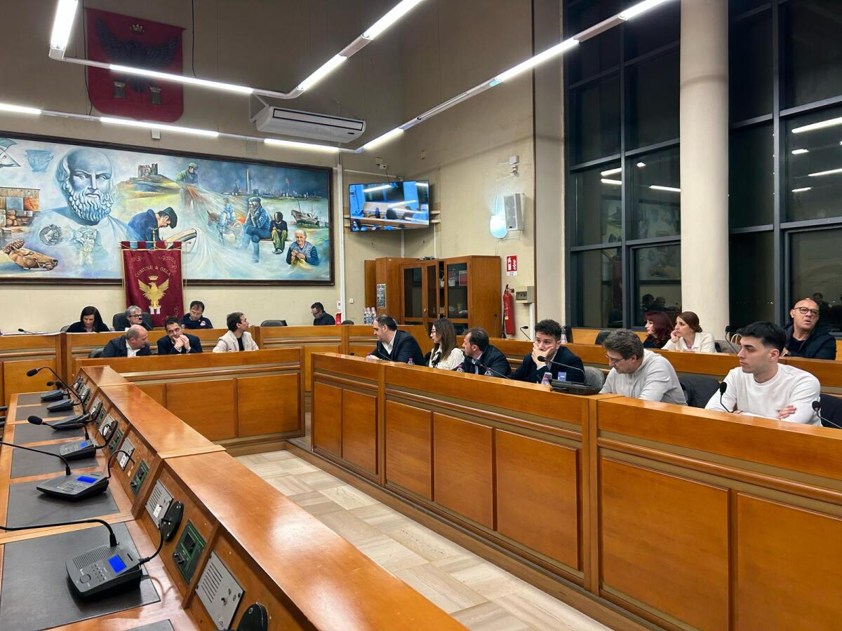 La maggioranza approva la delibera sullo stadio tra gli applausi dei tifosi -