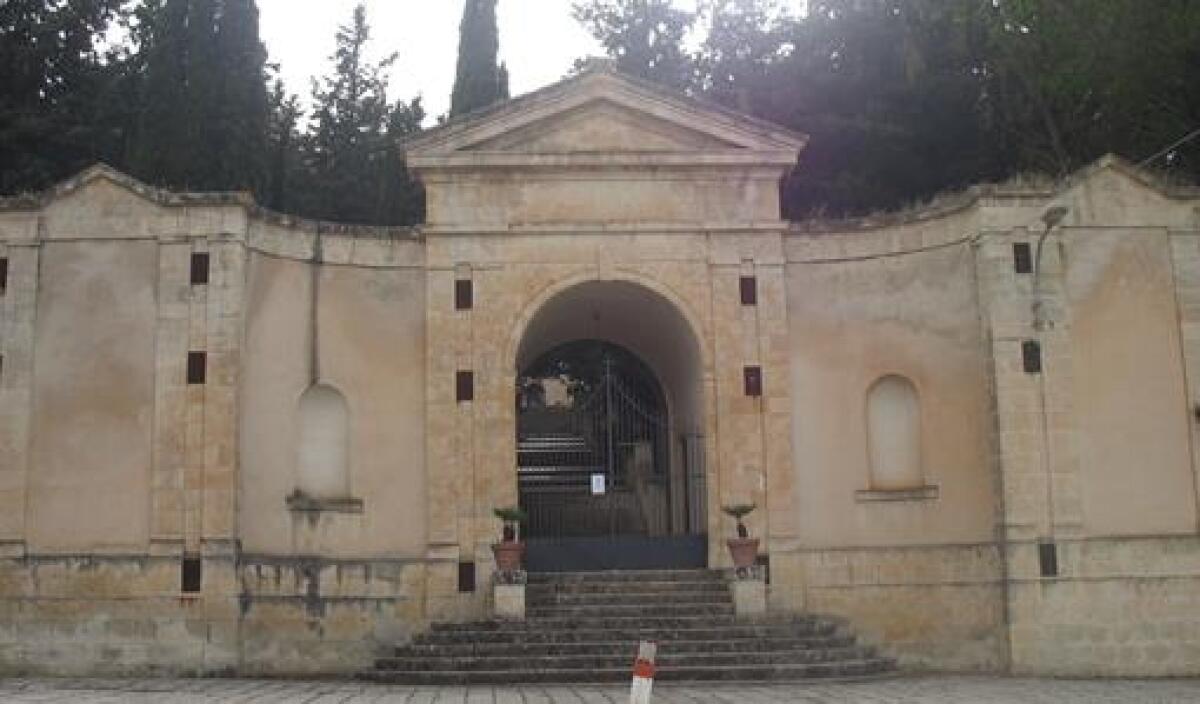 Demolita la tomba abusiva dopo un contenzioso di 20 anni - 
