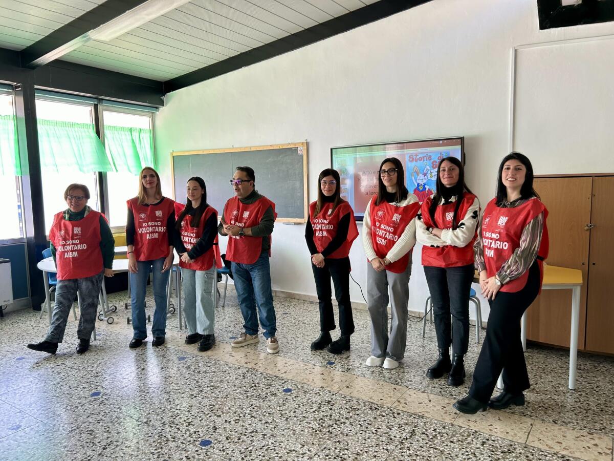 Aism nelle scuole per fare informazione: nel weekend vendita solidale della Gardensia -