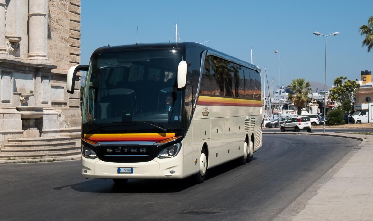 Sais per due anni gestirà il trasporto urbano con 10 bus. Presto anche un’app -