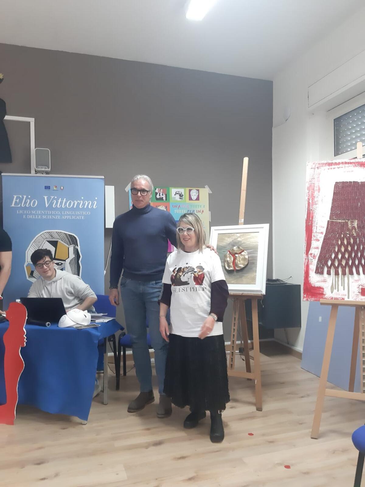 L&#8217;artista Maurizio Russo con le sue opere sulla donna al Liceo Vittorini - 