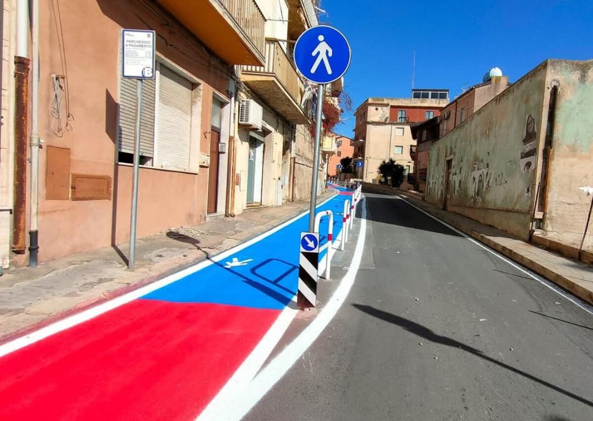 Il passaggio pedonale è brutto e anche fuorilegge: l’opposizione chiede la rimozione - 