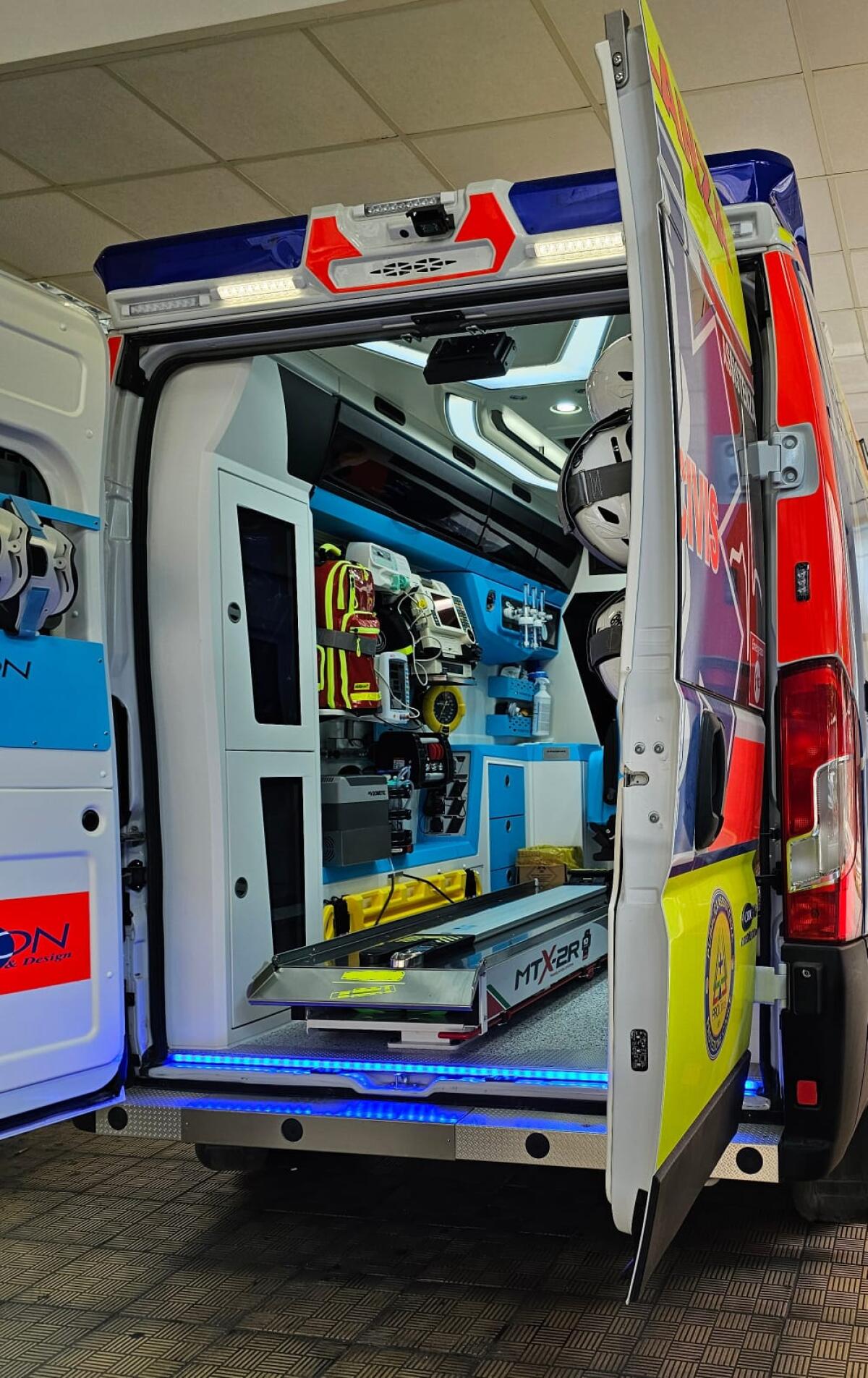 Auto si ribalta al Lungomare,4 i feriti - 