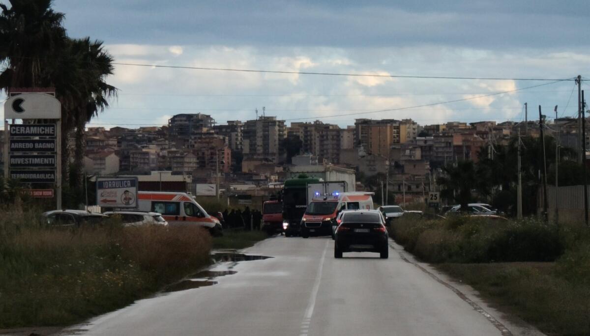 Mini car dentro un fossato in via Butera - 
