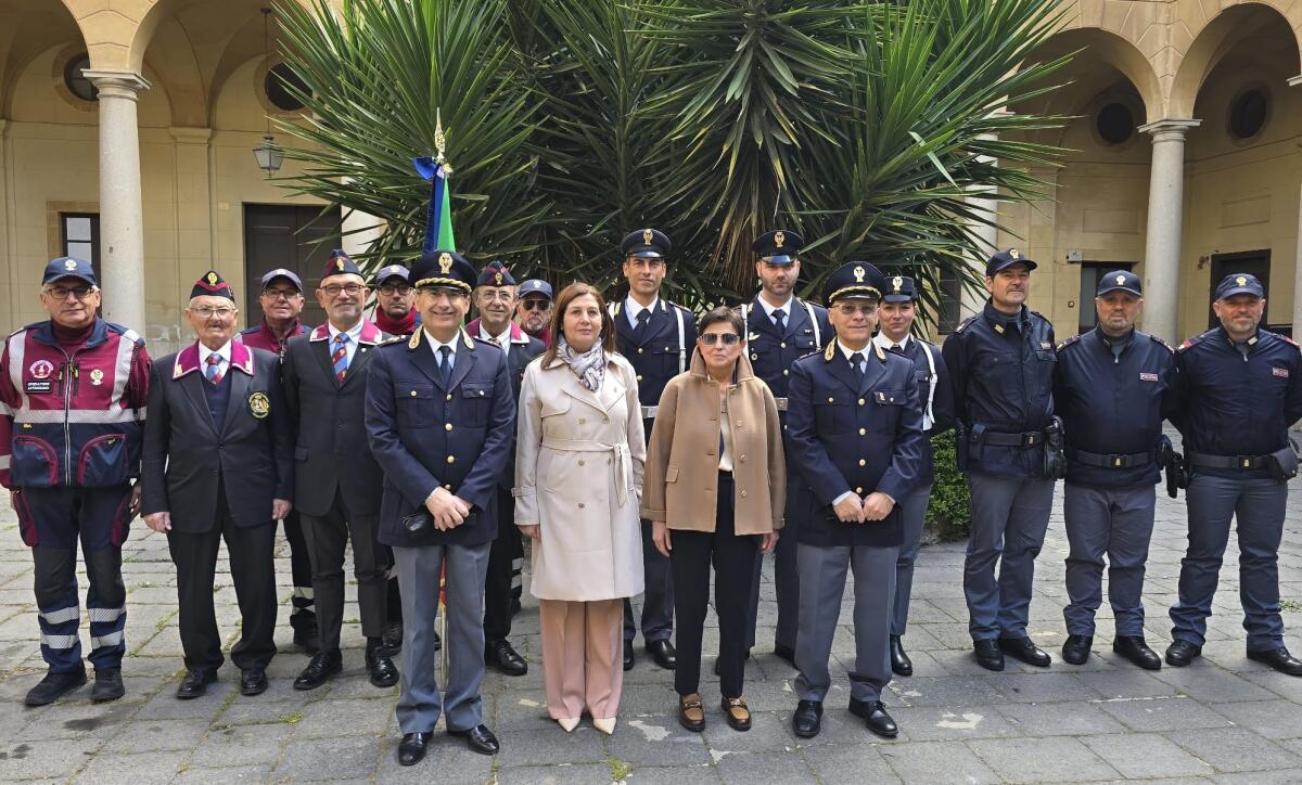 Il Prefetto depone corona d&#8217;alloro al Monumento ai Caduti - 