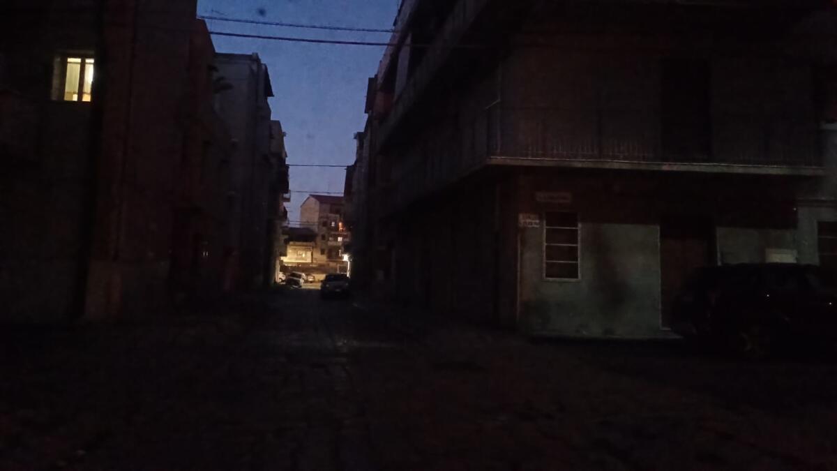 Pubblica illuminazione da tempo in tilt nelle parallele di via Paci - 