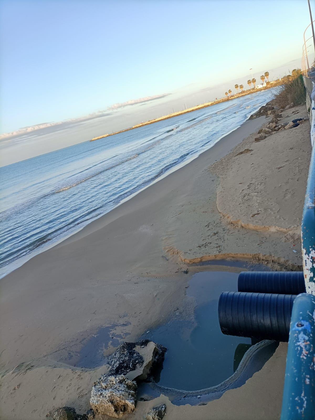 Tubi scaricano acque nere Lungomare - 
