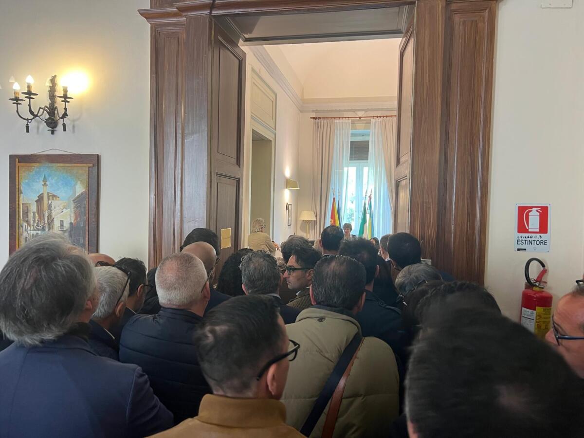 Operazioni di scrutinio a rilento.Dei 3 candidati è presente solo il sindaco di Gela - 