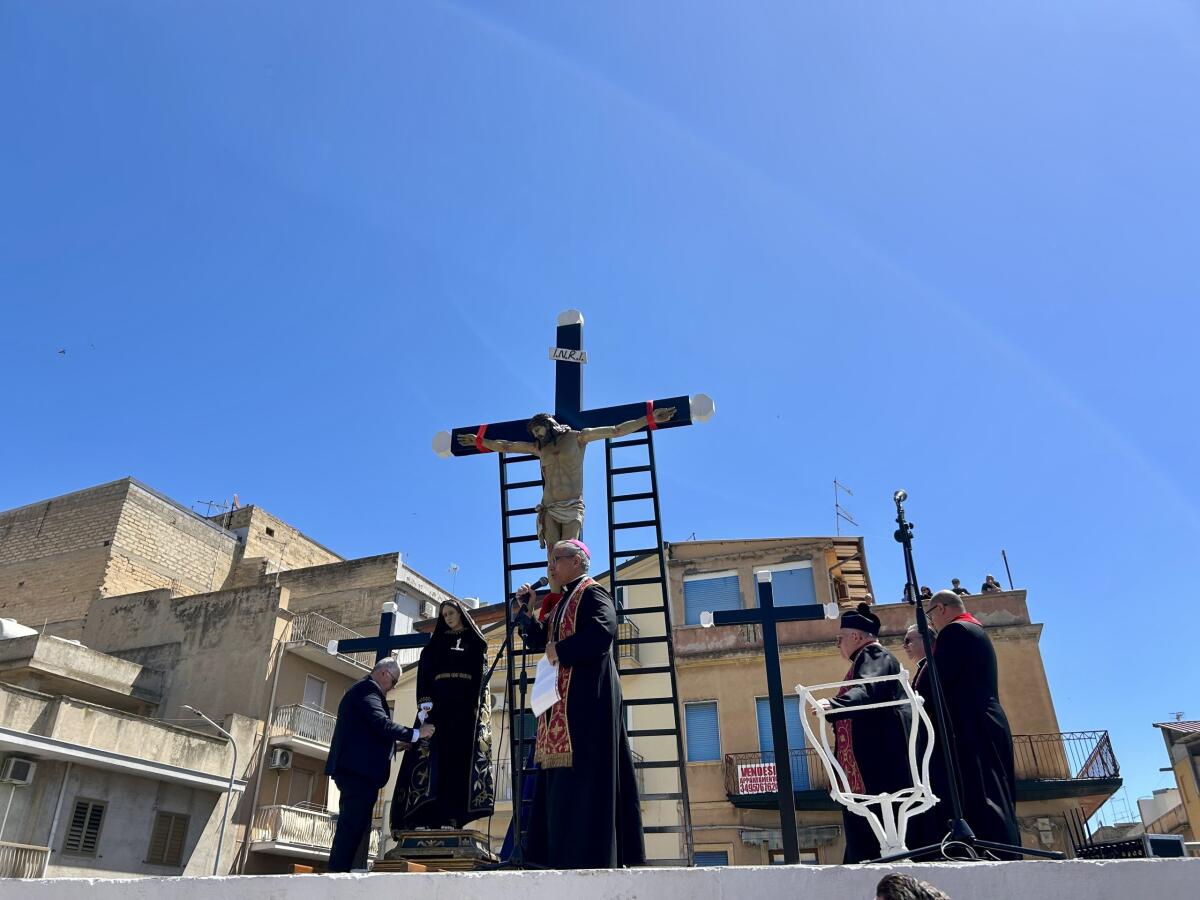 Venerdì santo, le statue del Cristo e dell’Addolorata hanno raggiunto piazza Calvario -