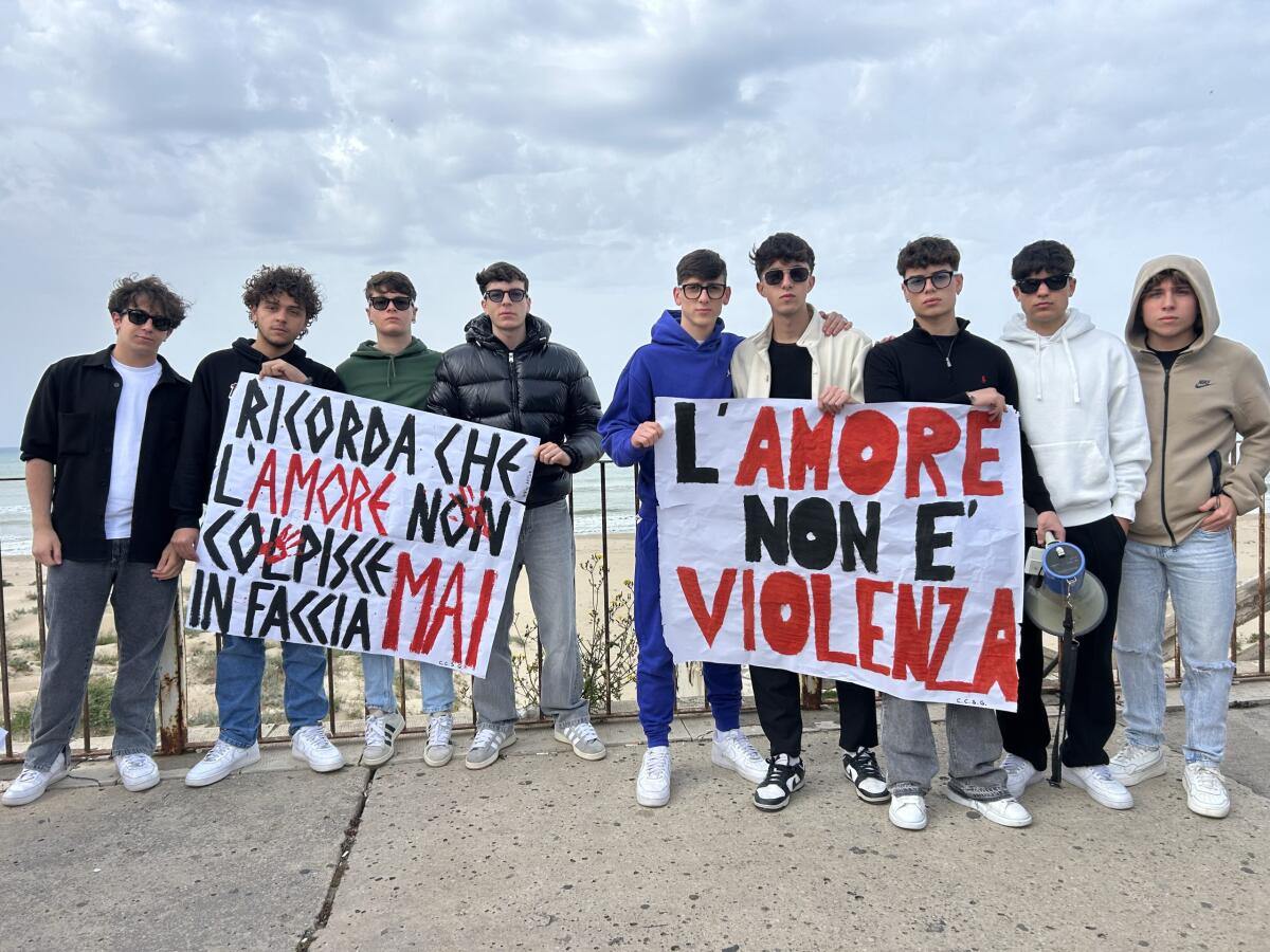 “L’amore non è violenza”: i giovani delle scuole in piazza contro il femminicidio nel nome di chi non c’è più - 