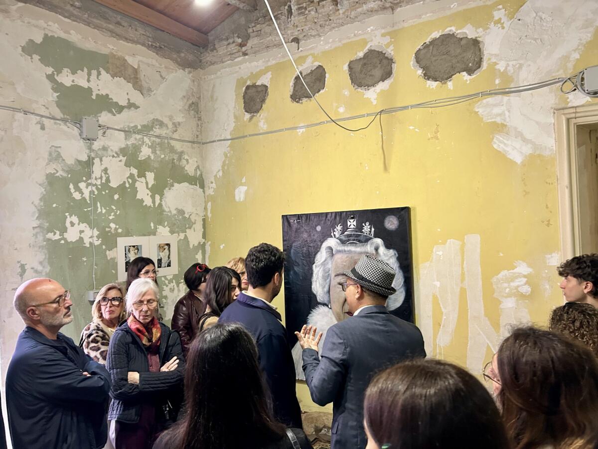 L’arte che “inquieta”: inaugurata al Padiglione off la mostra “Deactivate / Disinnescare 2025” di Siracusa Orlando - 