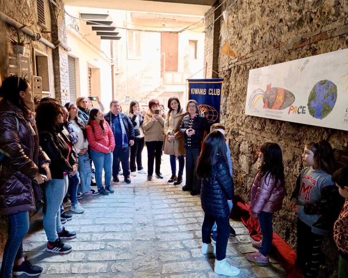L’opera “Pace” esposta in vico Aliotta: iniziativa di moviMENTI, Kiwanis club e parrocchia S. Francesco - 
