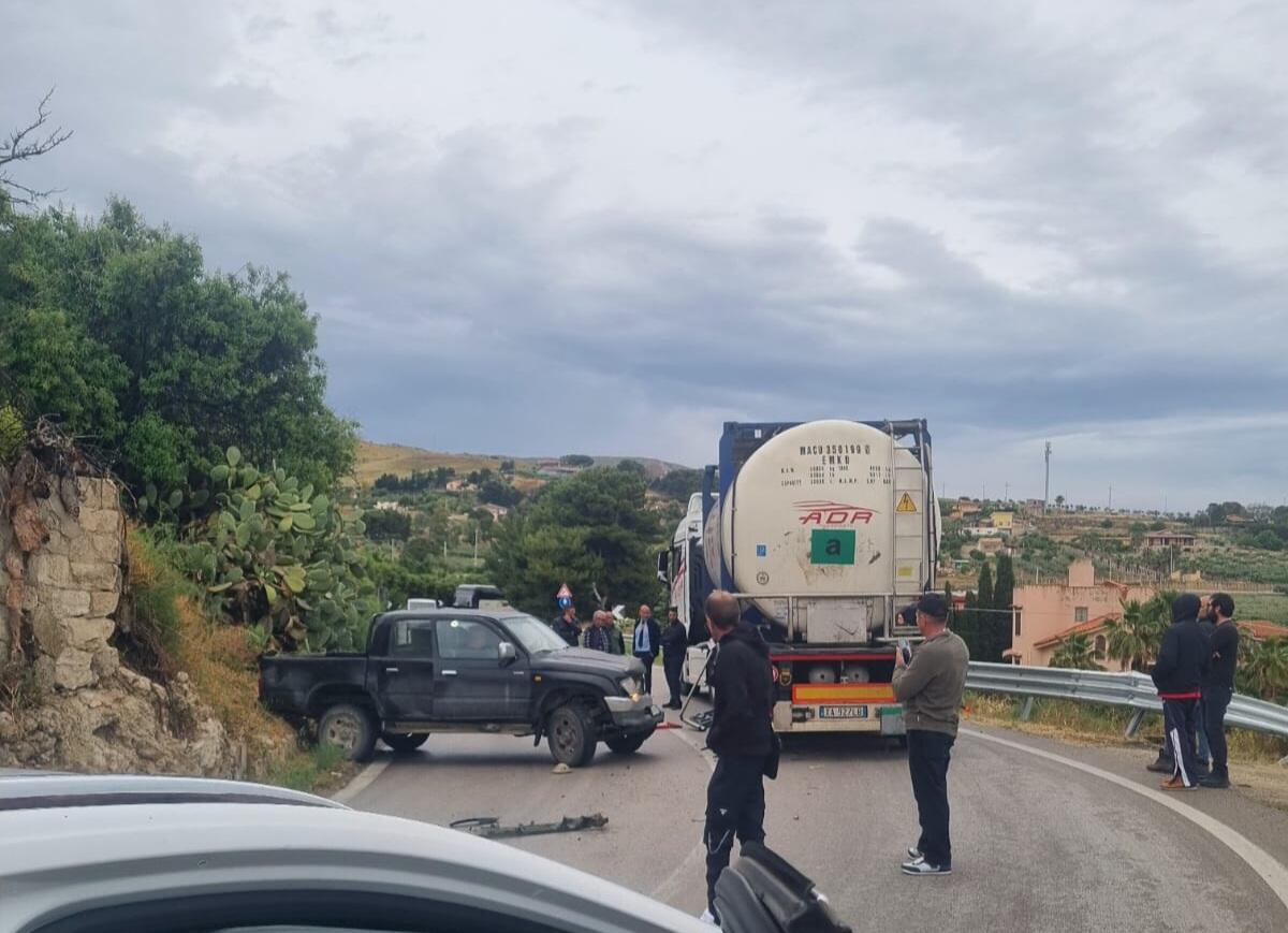 Autocisterna contro suv sulla SS 115: un ferito - 