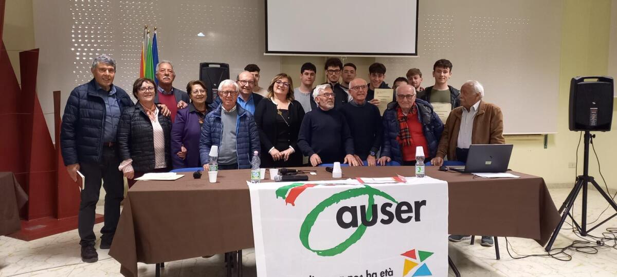 Auser Gela. Studenti e anziani a lezione di smartphone: un ponte tra generazioni - 