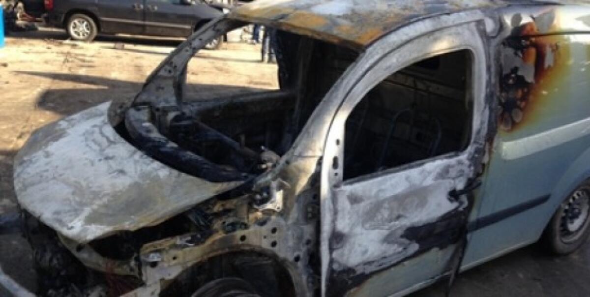 Auto in fiamme in via Niscemi - 