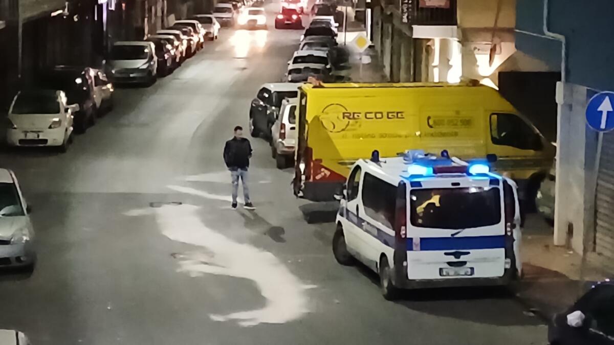 Auto in avaria scarica l&#8217;olio sulla sede stradale in via Crispi - 
