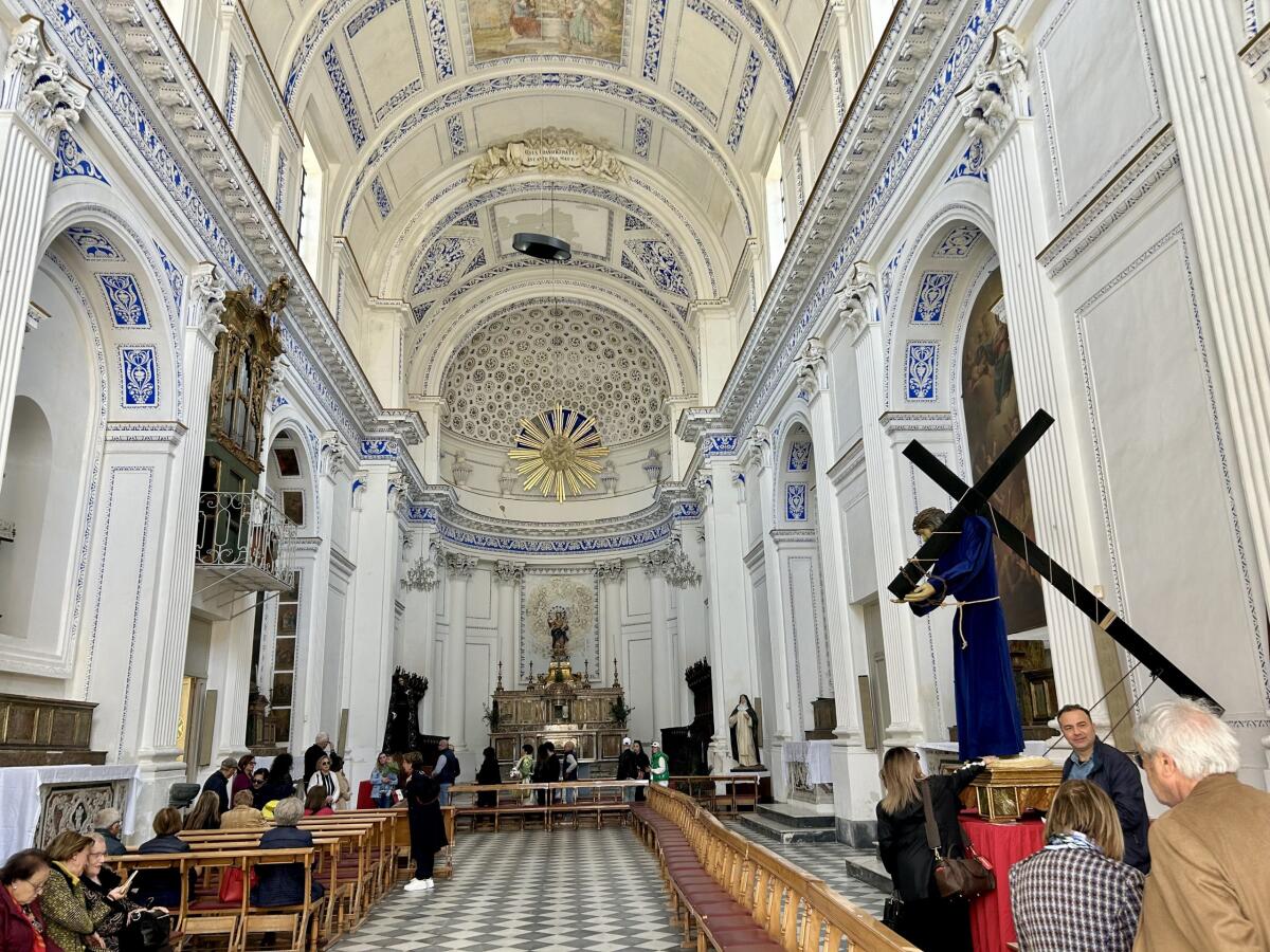 Anziano cade dagli scalini della chiesa del Rosario dove si era recato per il rito del “bacio dei piedi” -