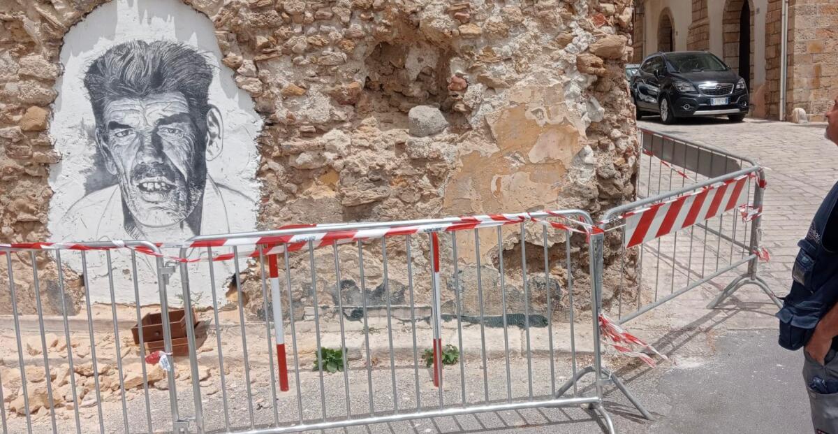 Murales di Nino a rischio:l’edificio crolla -