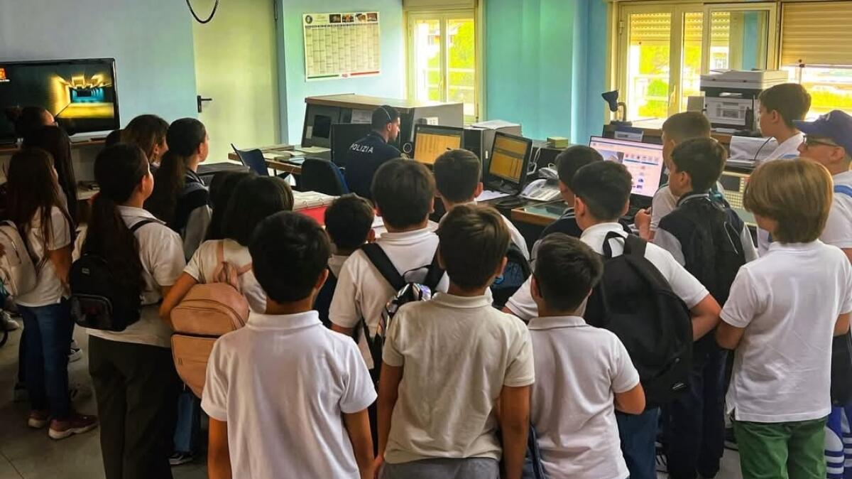 Studenti in visita al Commissariato di Polizia - 