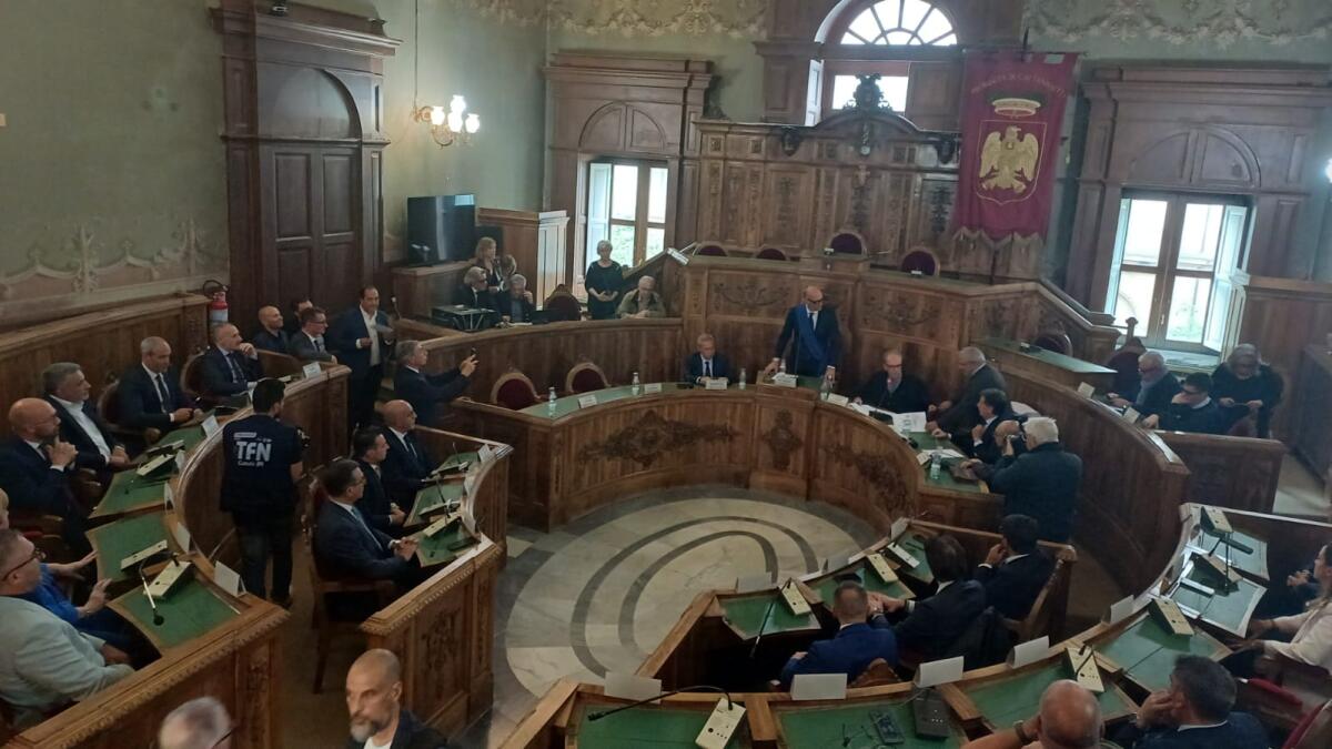 Balbo entusiasta del discorso di Tesauro e pronto a collaborare con tutti i Comuni nisseni.Critiche a Di Stefano - 