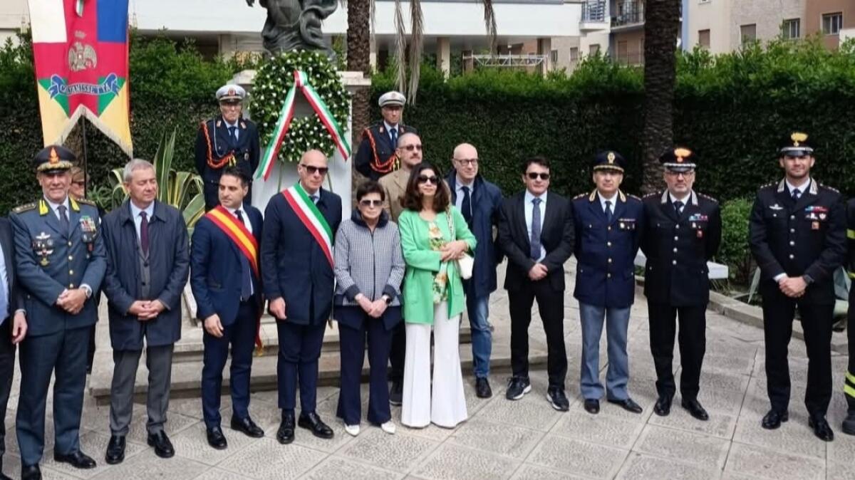 Corona d&#8217;alloro in ricordo di Giovanni Falcone - 