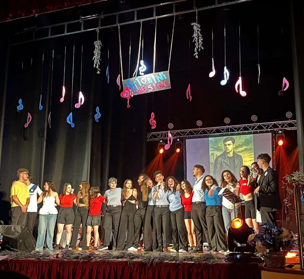 A teatro per salutare l’anno scolastico che se ne va… -