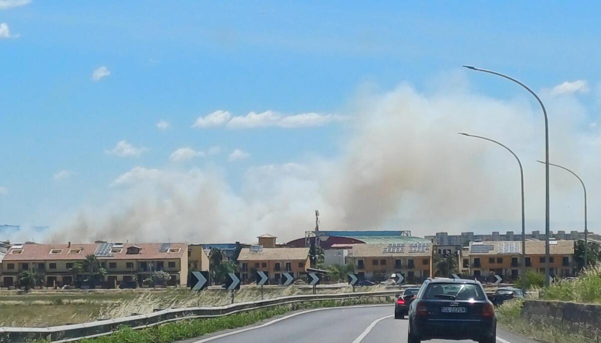 Nube di fumo per un incendio in via Butera - 