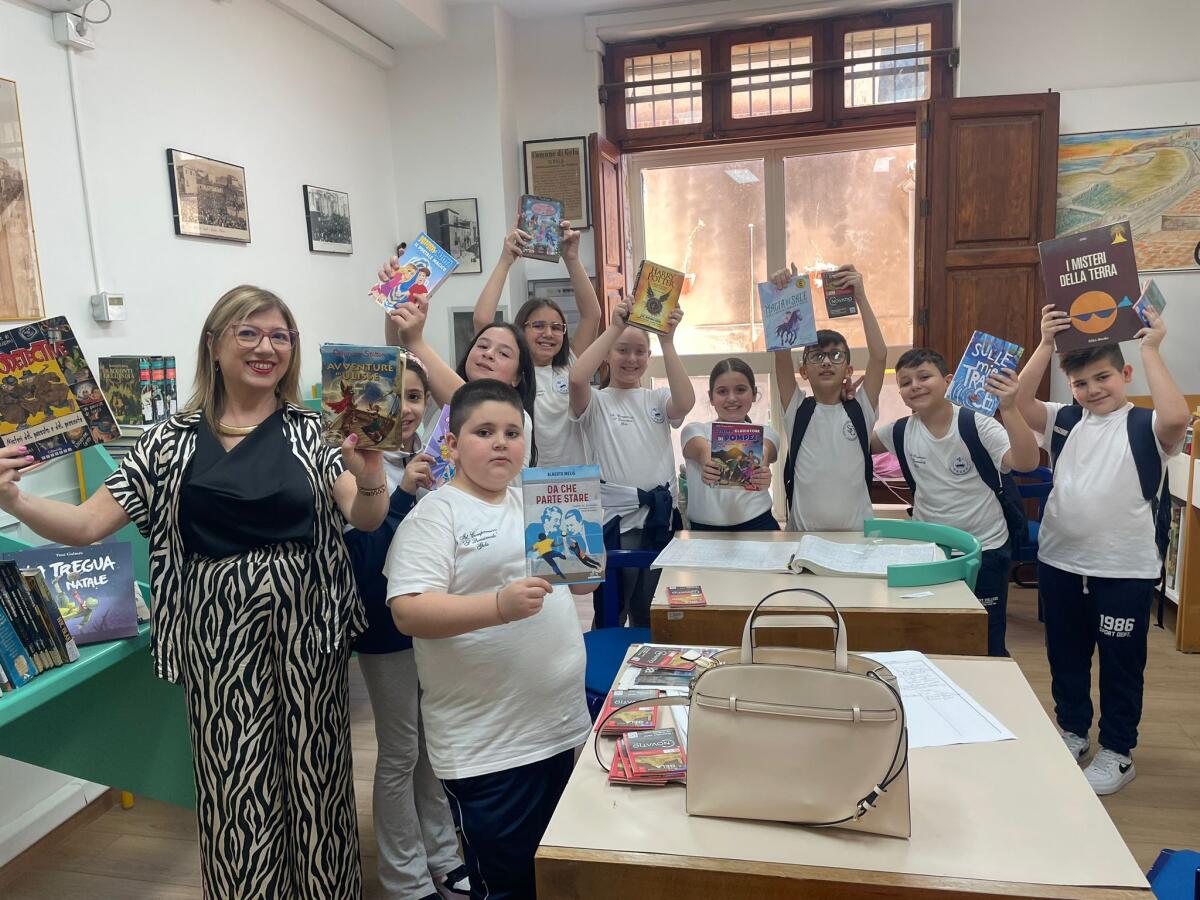 Emozionante visita alla biblioteca comunale della 4C dell&#8217;Istituto Quasimodo - 