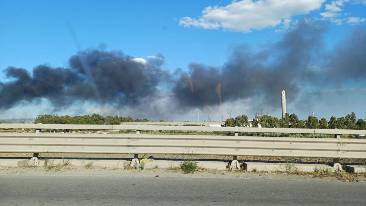 Incendio in capannone della zona industriale: brucia materiale potenzialmente tossico &#8211; video - 