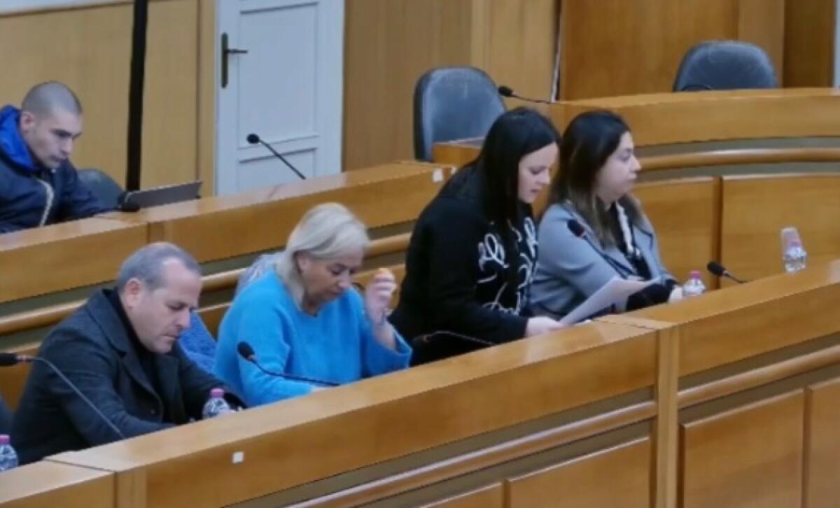 L&#8217;opposizione evidenzia i giochi infantili della maggioranza che prima vota per l&#8217;aeroporto di Agrigento e ora vuole salvare quello di Comiso - 