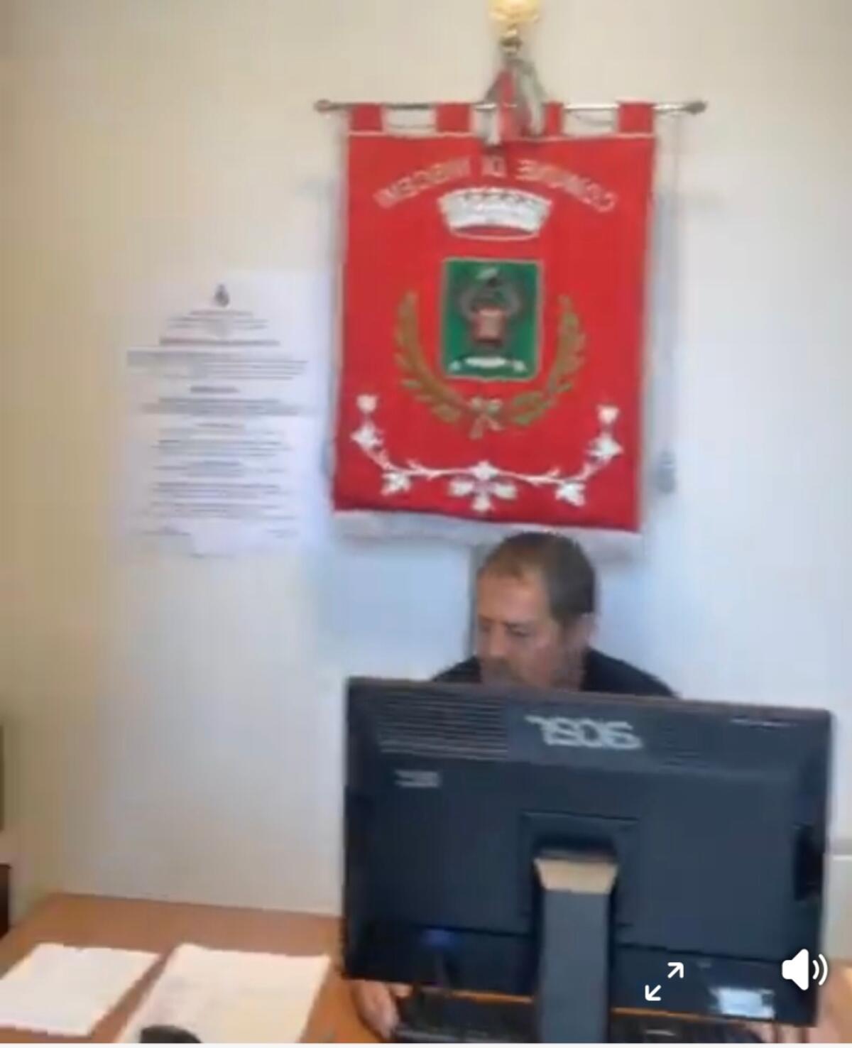 A Niscemi punto di polizia municipale al palazzo di città e street control sulle auto dei vigili urbani - 