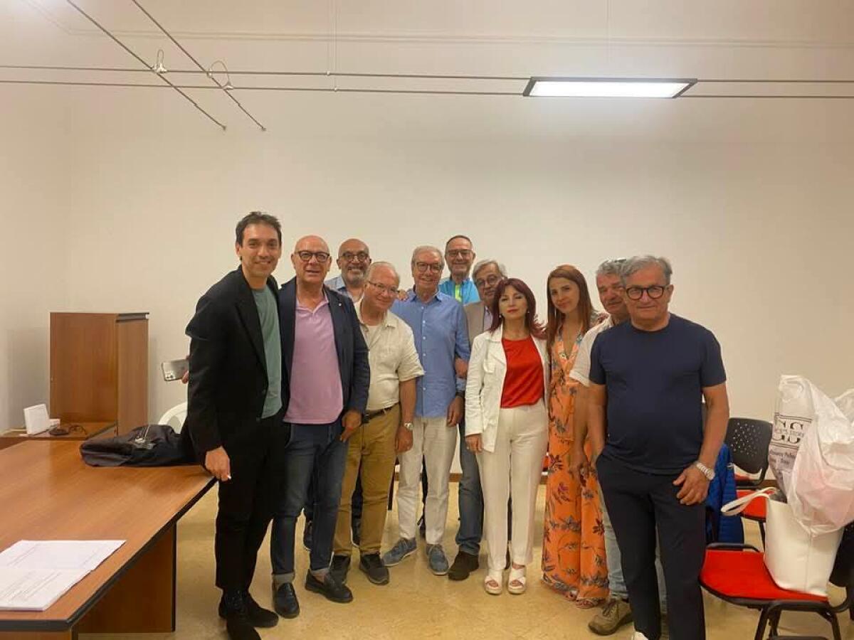 Una foto di gruppo, i sorrisi e lo slogan pro Terenziano:cosi il Pd cerca di nascondere i suoi malanni - 