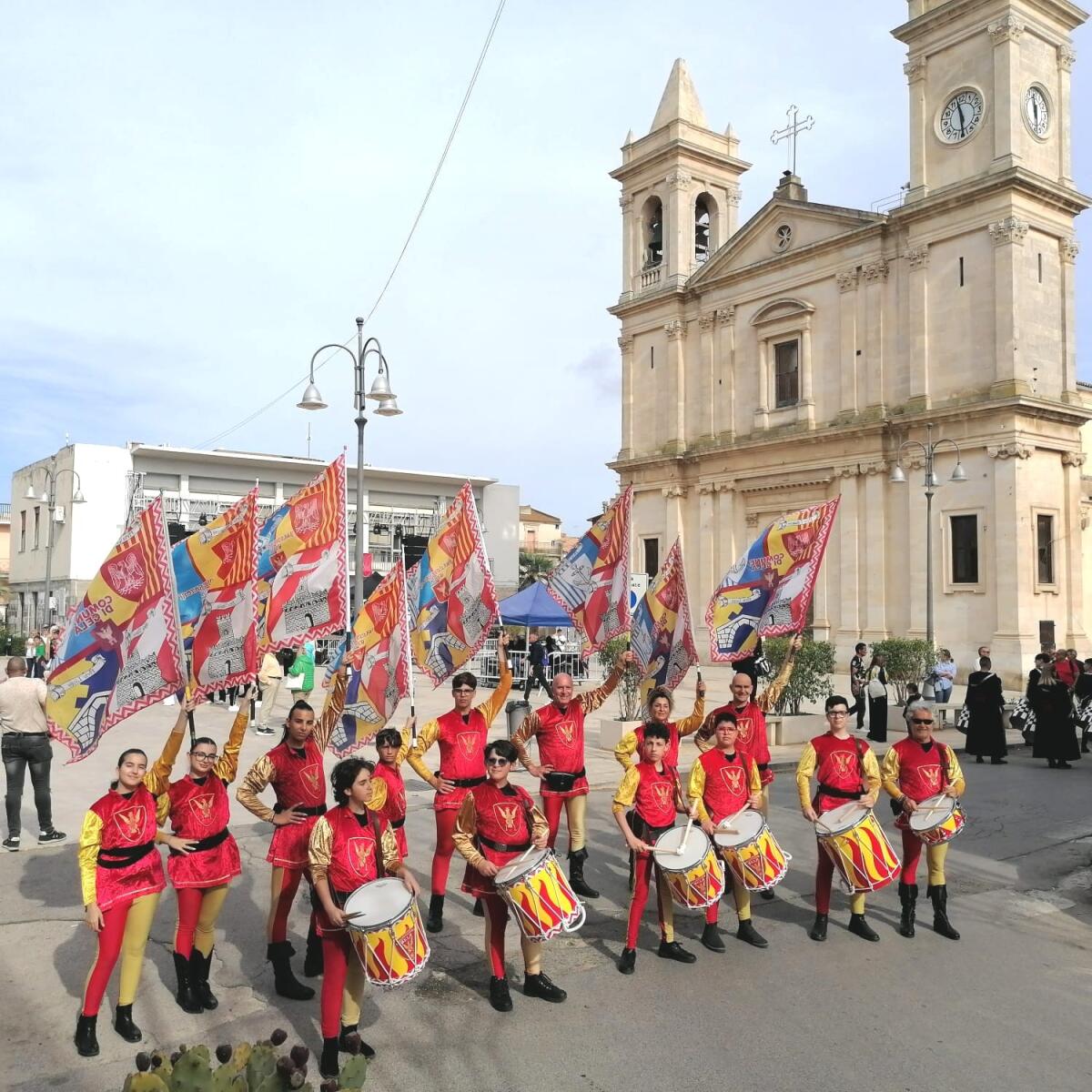 Stupore ad Acate! Alla festa di San Vincenzo gli Sbandieratori di Gela - 