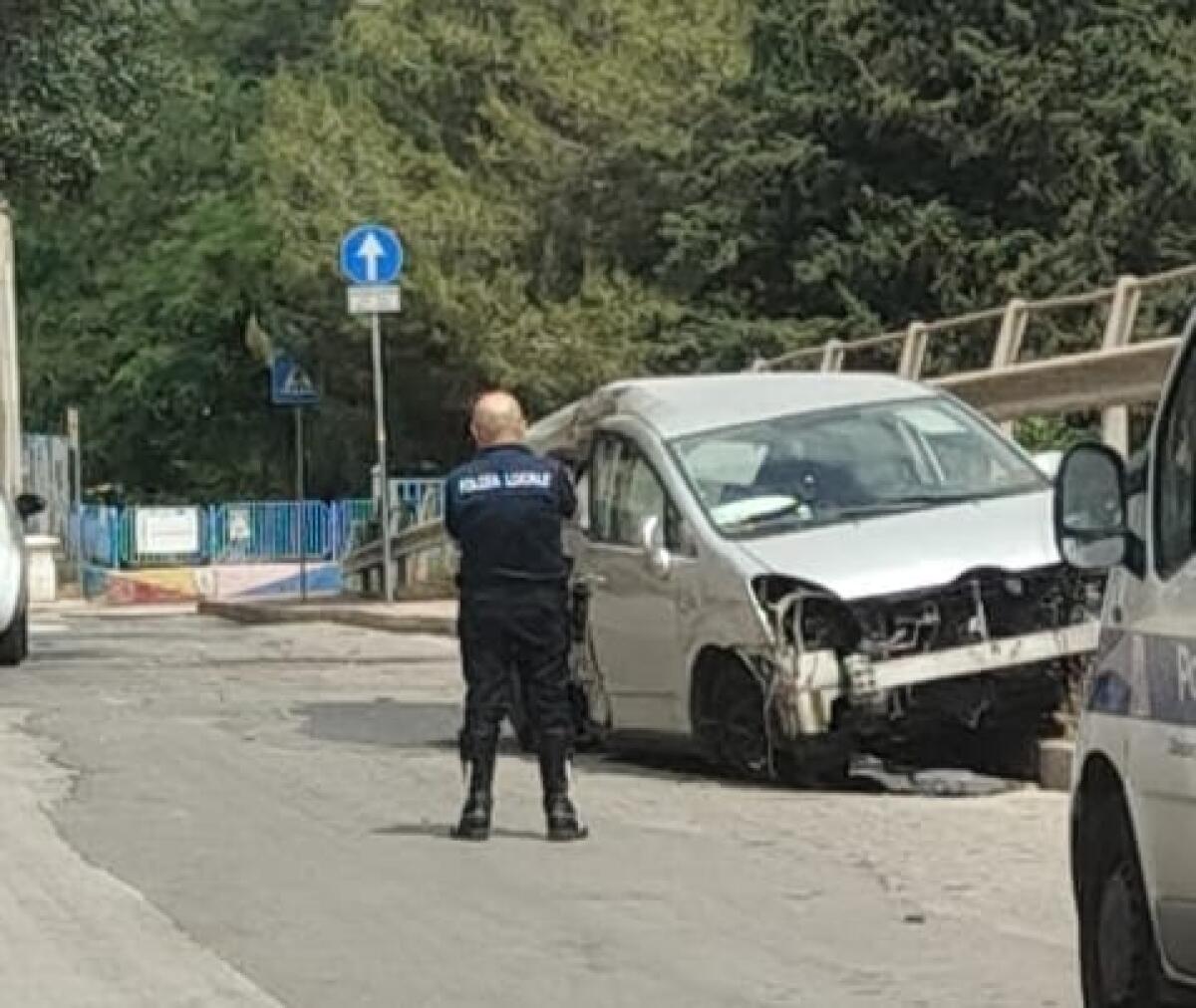 Per evitare un gatto perde controllo auto in viale Indipendenza -